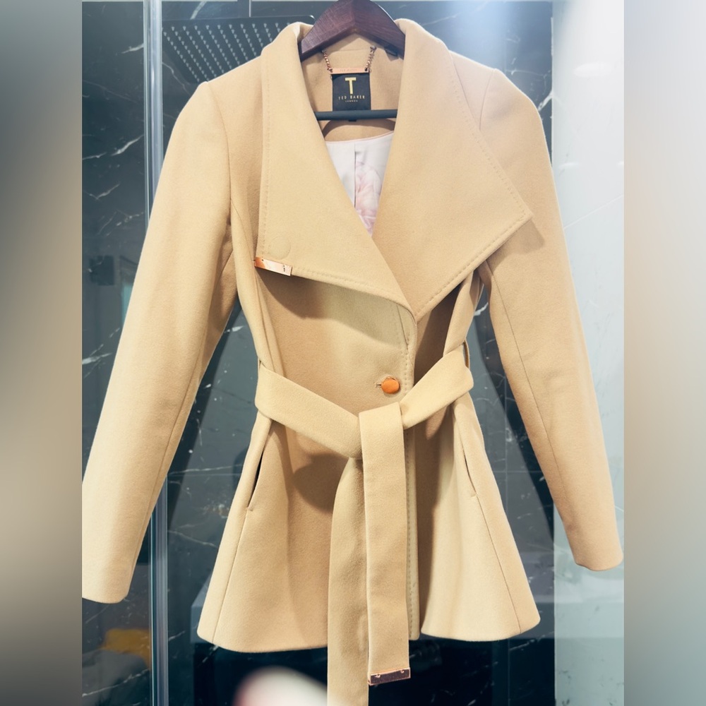 Ted Baker London wool coat 
Color: camel
Size: small